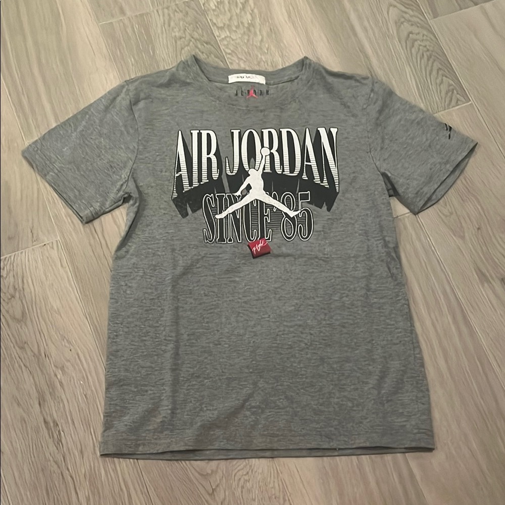 Jordan Boys Gray and White T-Shirt Size: M